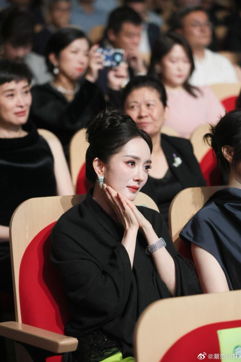 杨幂白玉兰G社生图杨幂白玉兰状态太能打，原相机直出美到发光，完全不用精修啊～明星