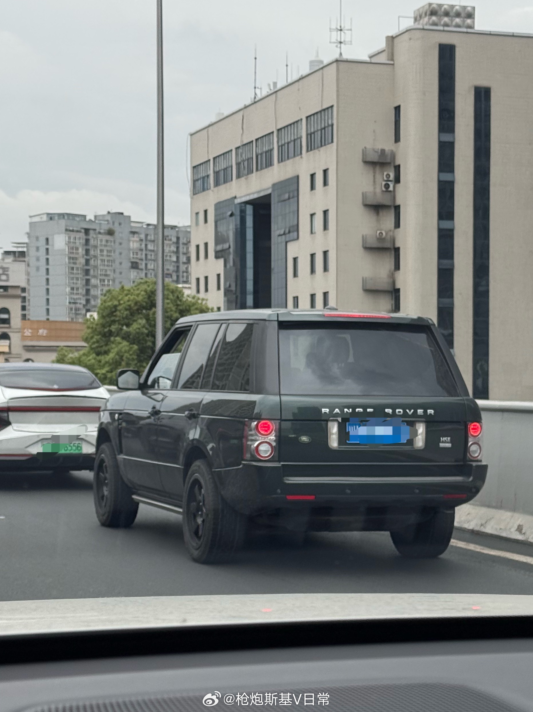 燃油时代的经典车型太多了，为啥现在新能源时代反而没有这种能经久不衰的车型了呢？不