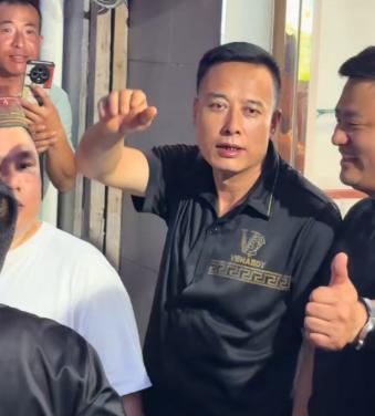 撞脸马斯克！中国铜川烤斯克，被老天爷追着喂饭。

陕西铜川，烤了20多年肉的马建