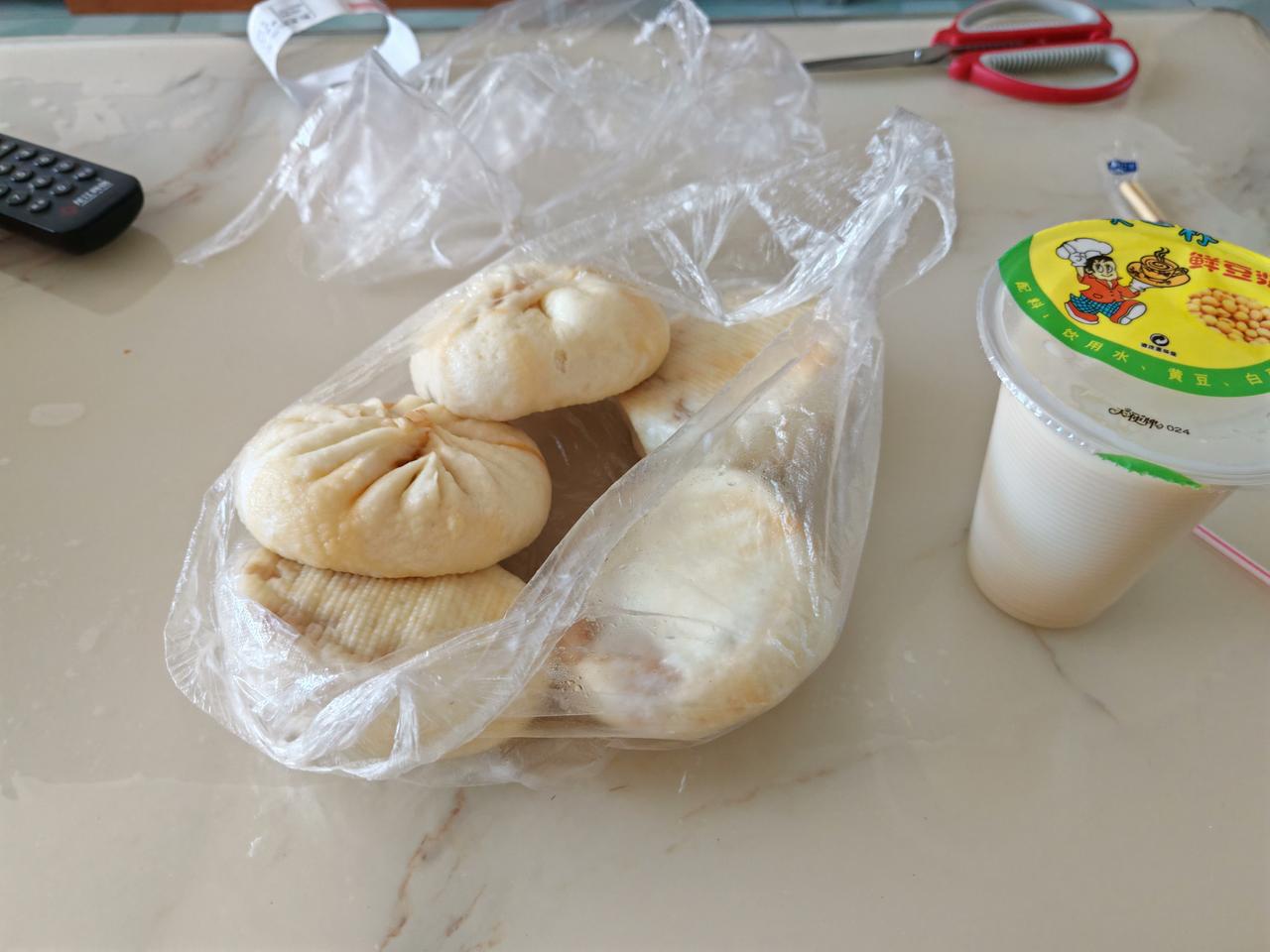 一觉醒来已经7点，刷手机刷到8.点多，看到淘宝有券，花3块1毛钱买了5个芹菜肉包
