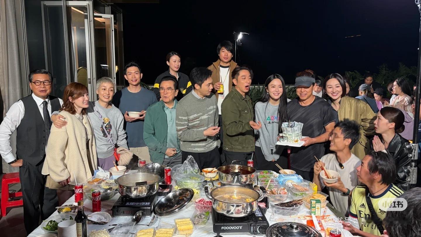 《璀璨之城》剧组聚餐 