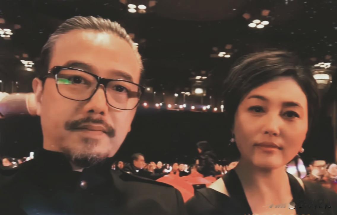 明眼人都能看出来，
张延和张锦程离婚，
不是因为出轨、背叛这类矛盾，而是年纪大了