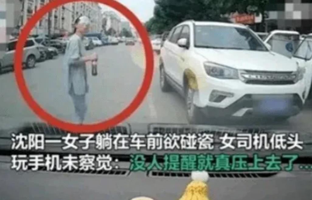 “真解气！”2022年7月，辽宁，一女子开车时遇到堵车，便玩起了手机，岂料，一大