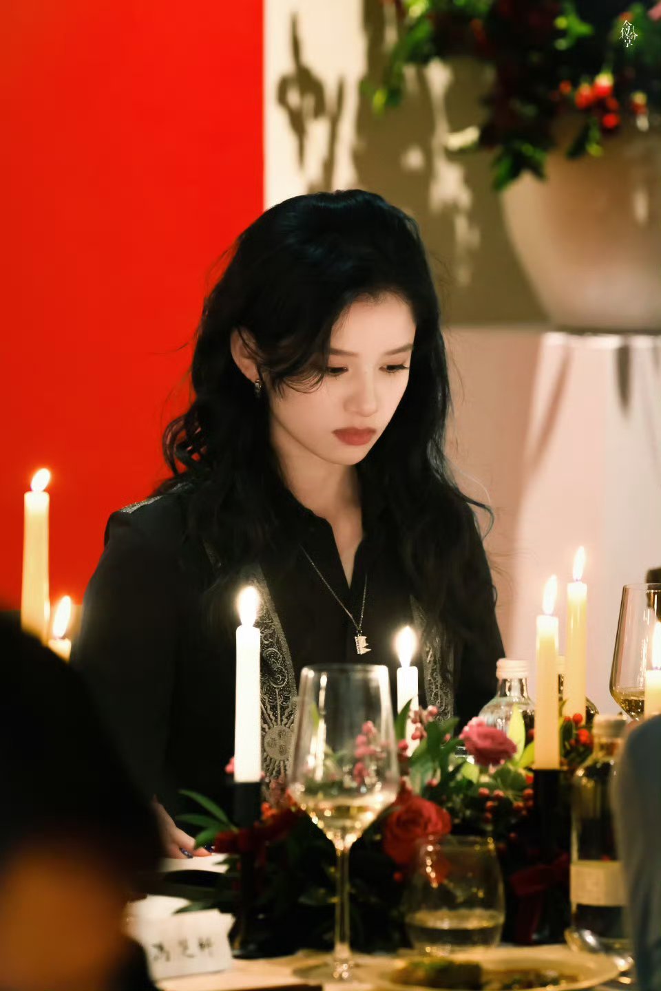 昨晚的公主美到让人失语举止投足间尽显魅力，张婧仪每一帧都带着优雅