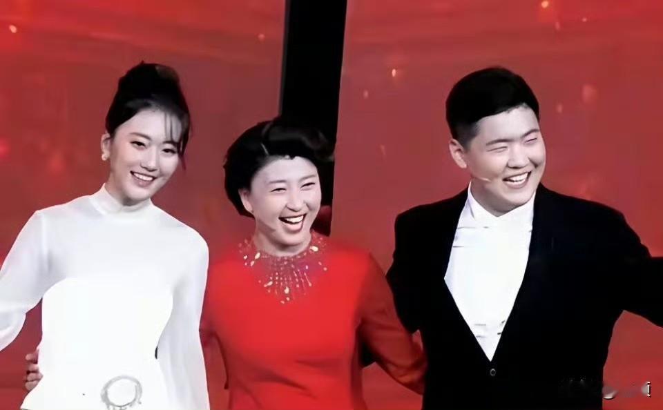 闫学晶子女侄子均考入中戏…中戏表演系录取率0.4%比清北还难，普通娃挤破头，闫学