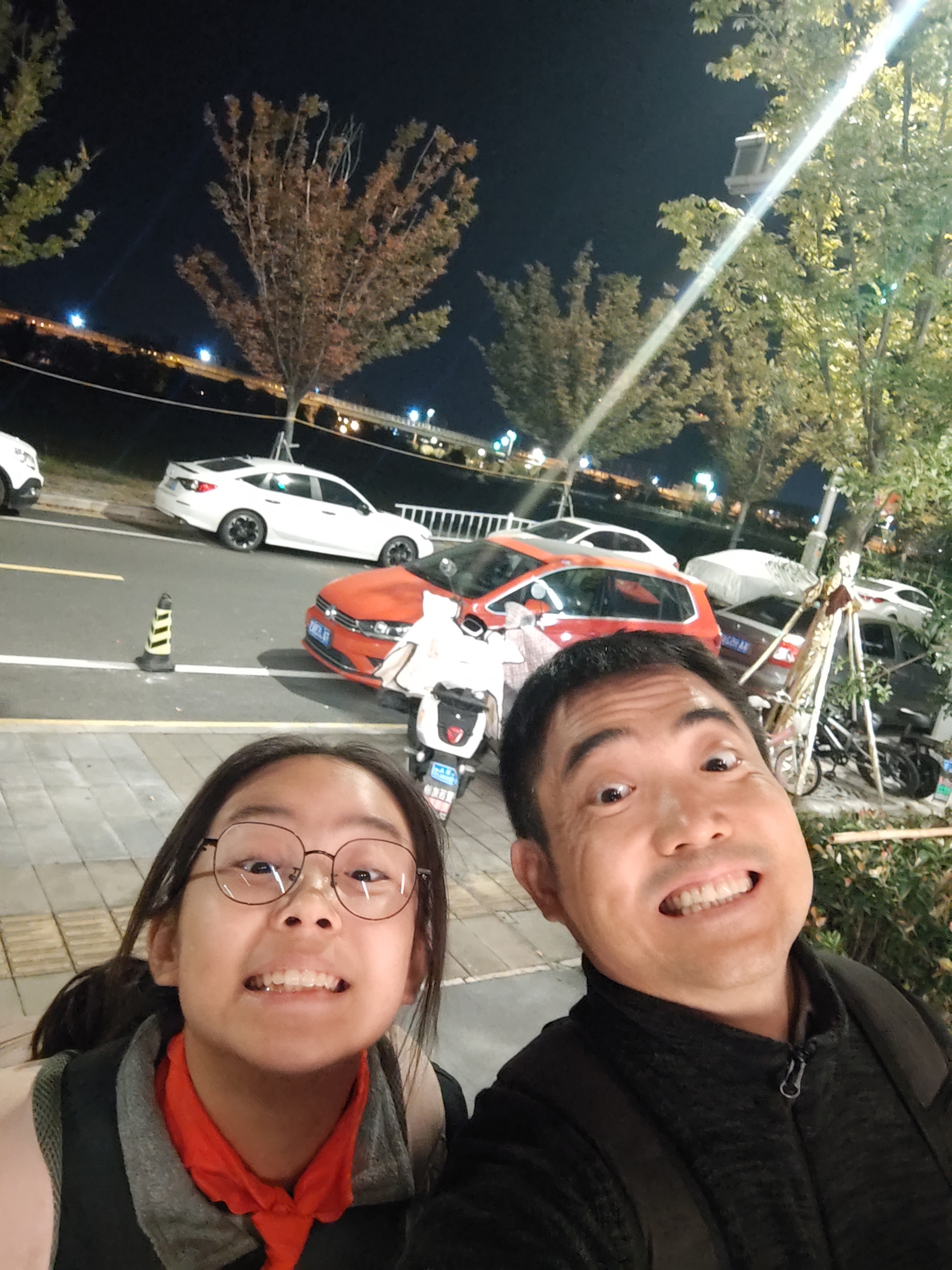 我一米七一（勉勉强强），大姐已经一米六冒头，学习嘛，马马虎虎，性格嘛，时闭时开，