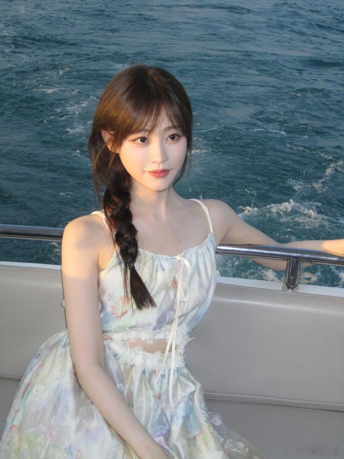 祝绪丹海边氛围感美照祝绪丹温柔似水的海边造型被祝绪丹海边照戳中！长发柔顺，编辫俏