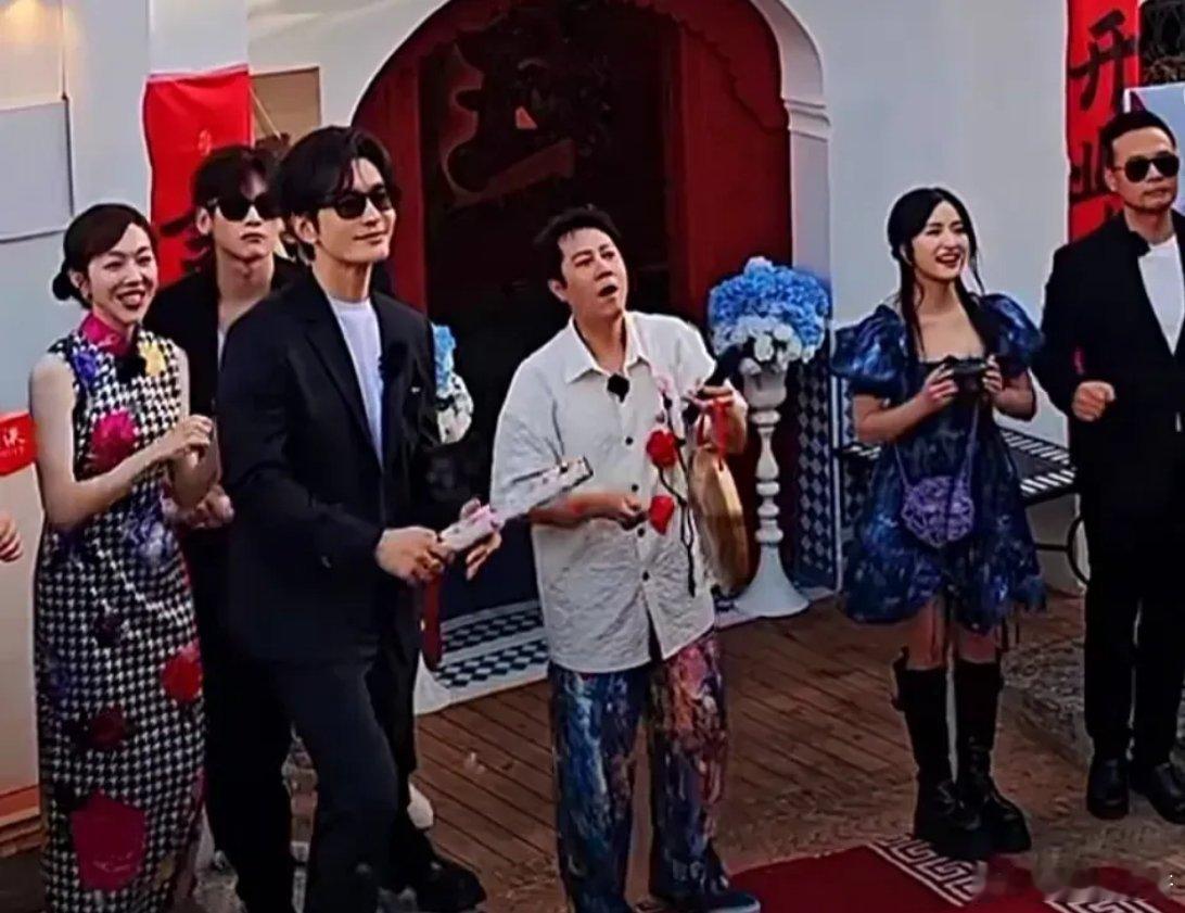 蔡国庆参加《中餐厅9》敲锣打鼓好不热闹，蔡国庆造型前卫时尚，站C位，状态不输年轻