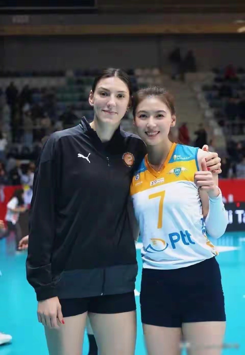 中国女排的缪伊雯真的是太美丽动人啦！跟欧美人拍照都丝毫没有逊色呢，五官真是立体得