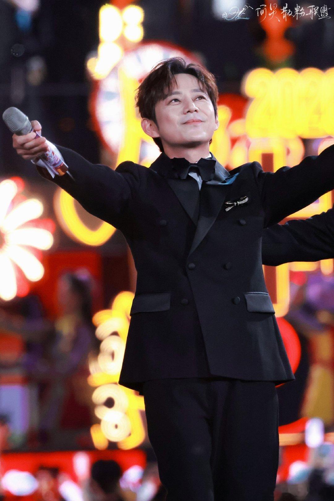 何炅 终于要结束了每周的周考早就变成了每周的快乐，真到何炅说结束，才发现这份快乐