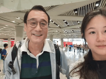 梁家辉和年轻女孩合影时真的好宠，眼神宠，神态宠，言行举止全部宠，感觉叔看着女孩的