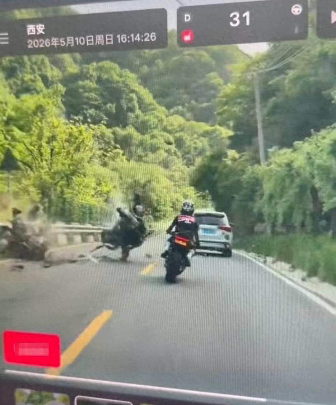 泪目警醒！秦岭分水岭惨烈摩托事故死者妻子含泪发声，丈夫遵规骑行却因对方逆行超车不