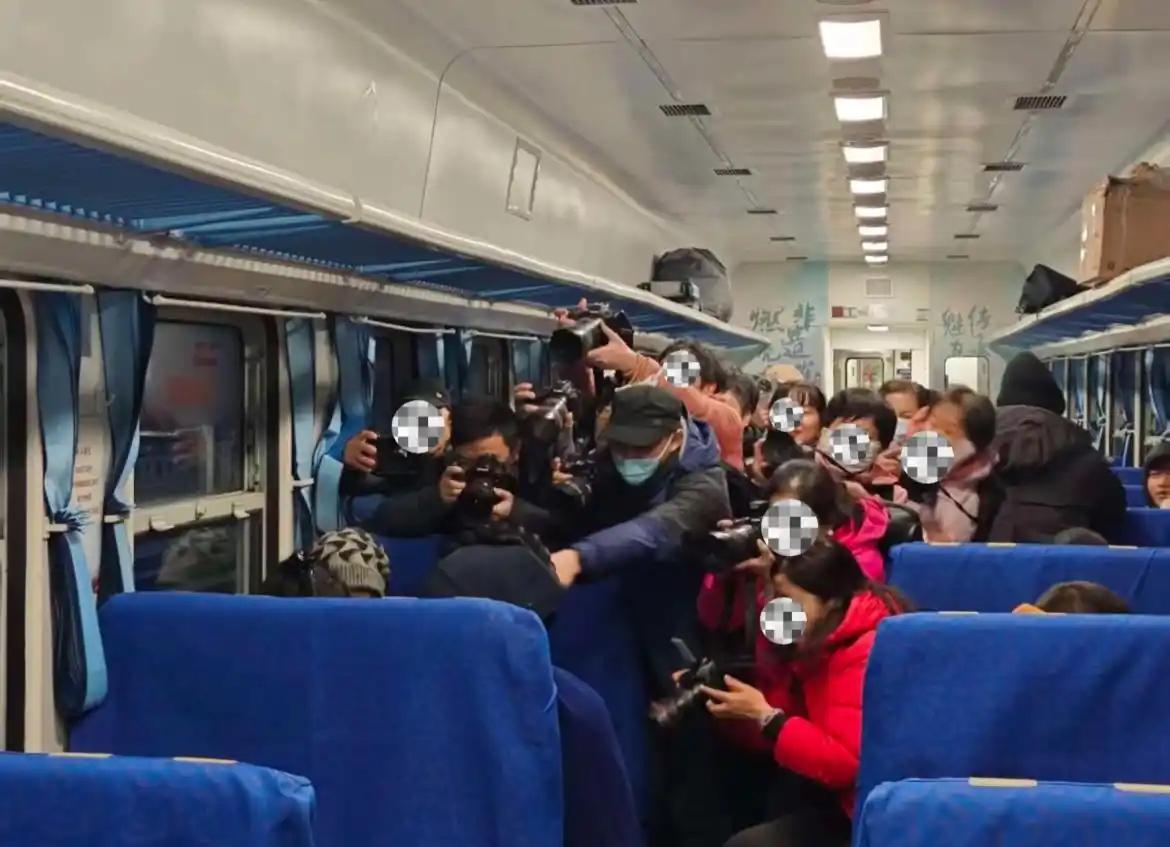 列车上偷拍路人，摄影自由但不能没底线！
刘女士坐5633次列车，遇到二三十人的中