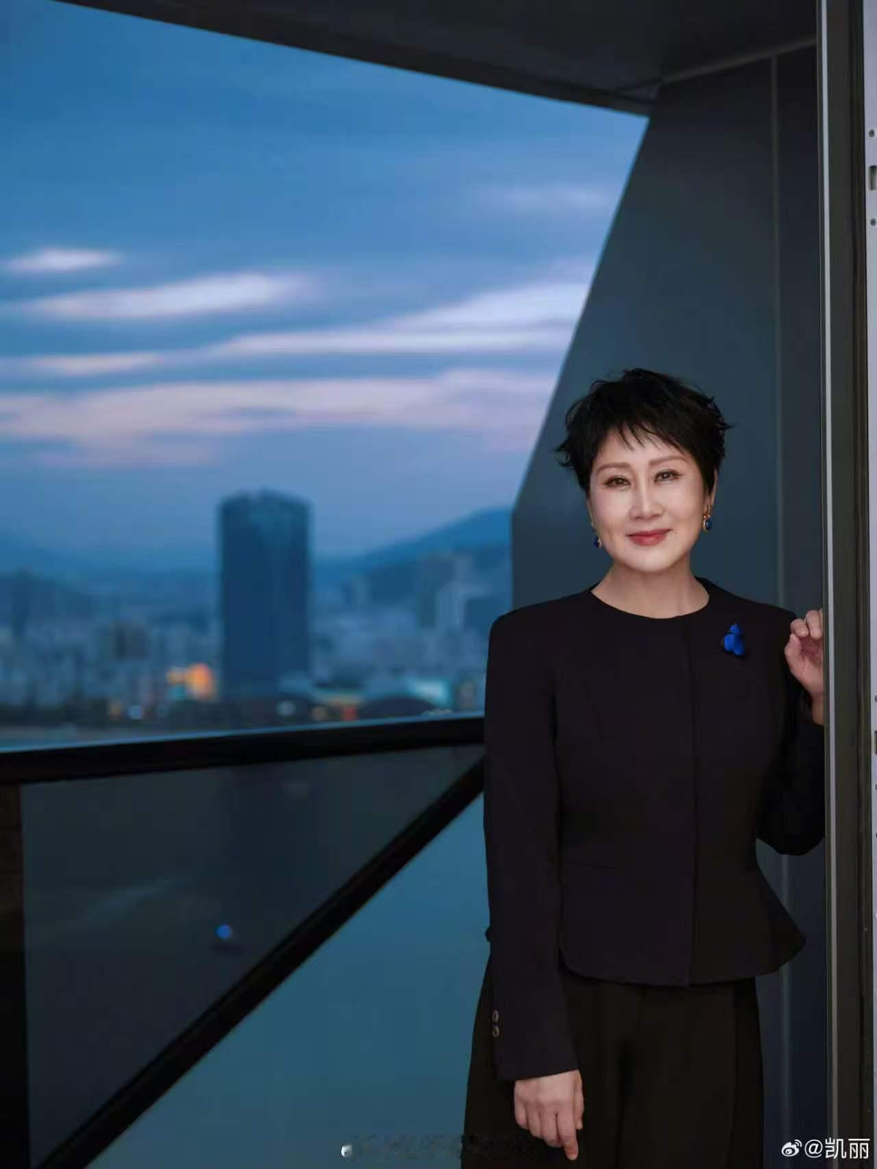 20岁刘耀文叫63岁张凯丽姐姐谁能看出来凯丽姐已经63岁？这状态也太好了吧！不仅