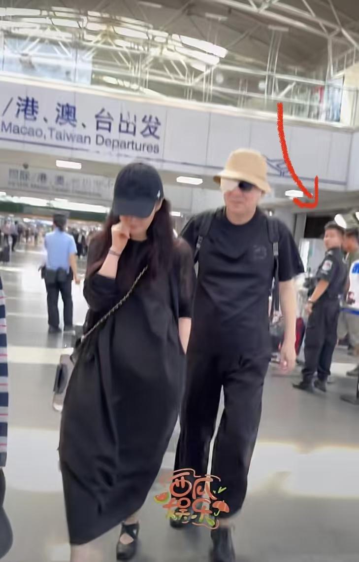 完了！陈建斌又惹祸了！
在机场闹不和也是绝了！55岁的陈建斌出现在机场，一只眼睛