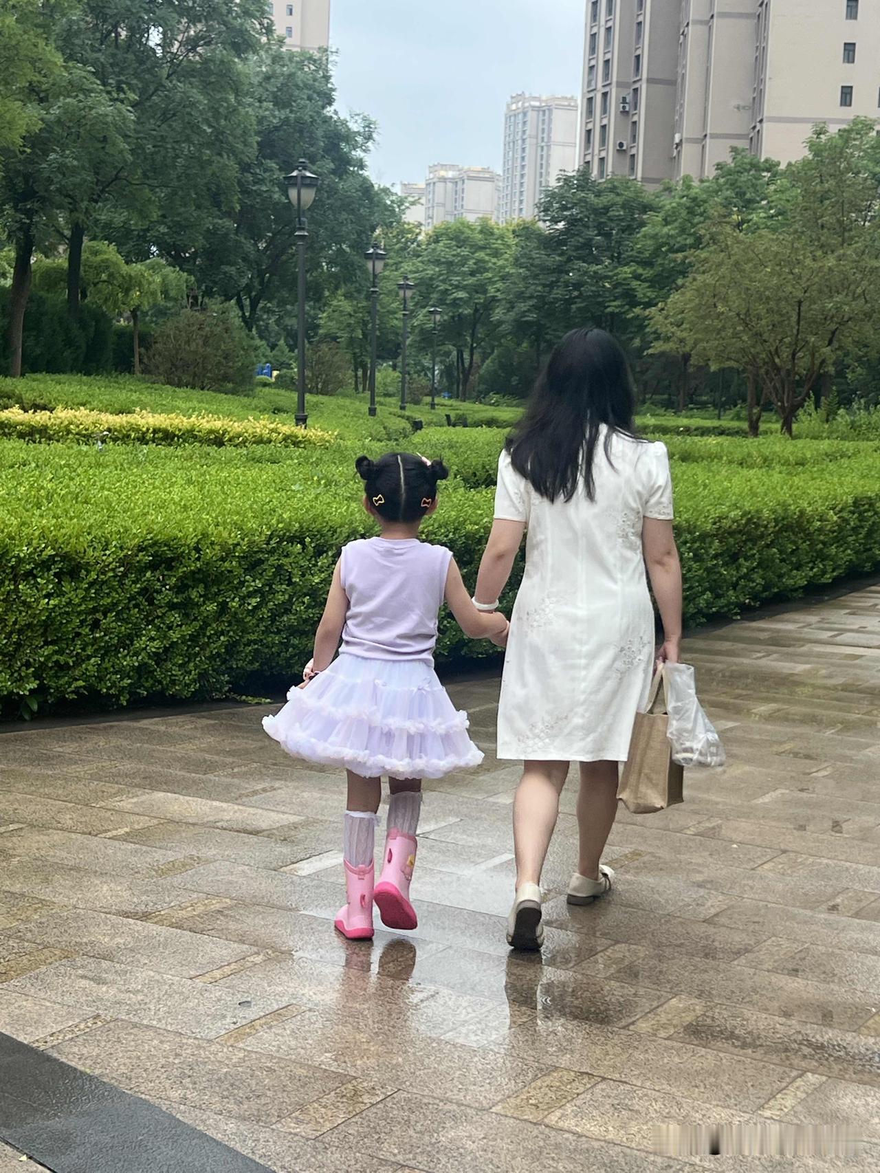 记录生活，随手拍张照湿漉漉的地面，被雨水冲刷后，变得干净整洁，温和湿润，舒爽自在