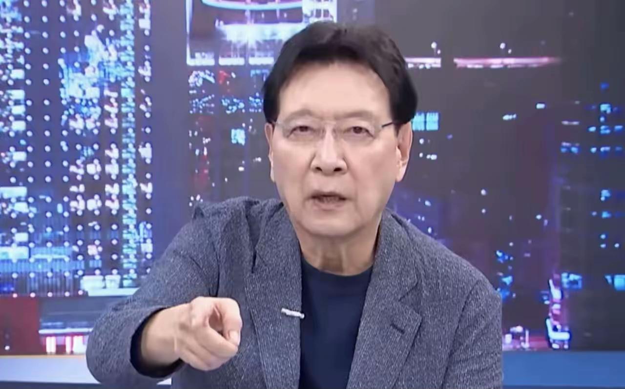 台媒体人赵少康今（19日）在脸书发文表示，军购案还是我的版本的好，军购条例的版本