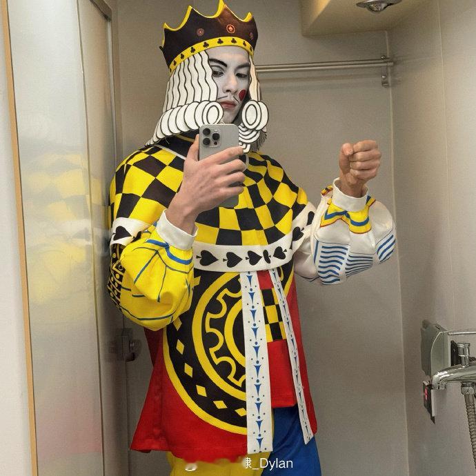 王鹤棣花里胡哨九宫格 王鹤棣花里胡哨九宫格，雷霆妆造！ 