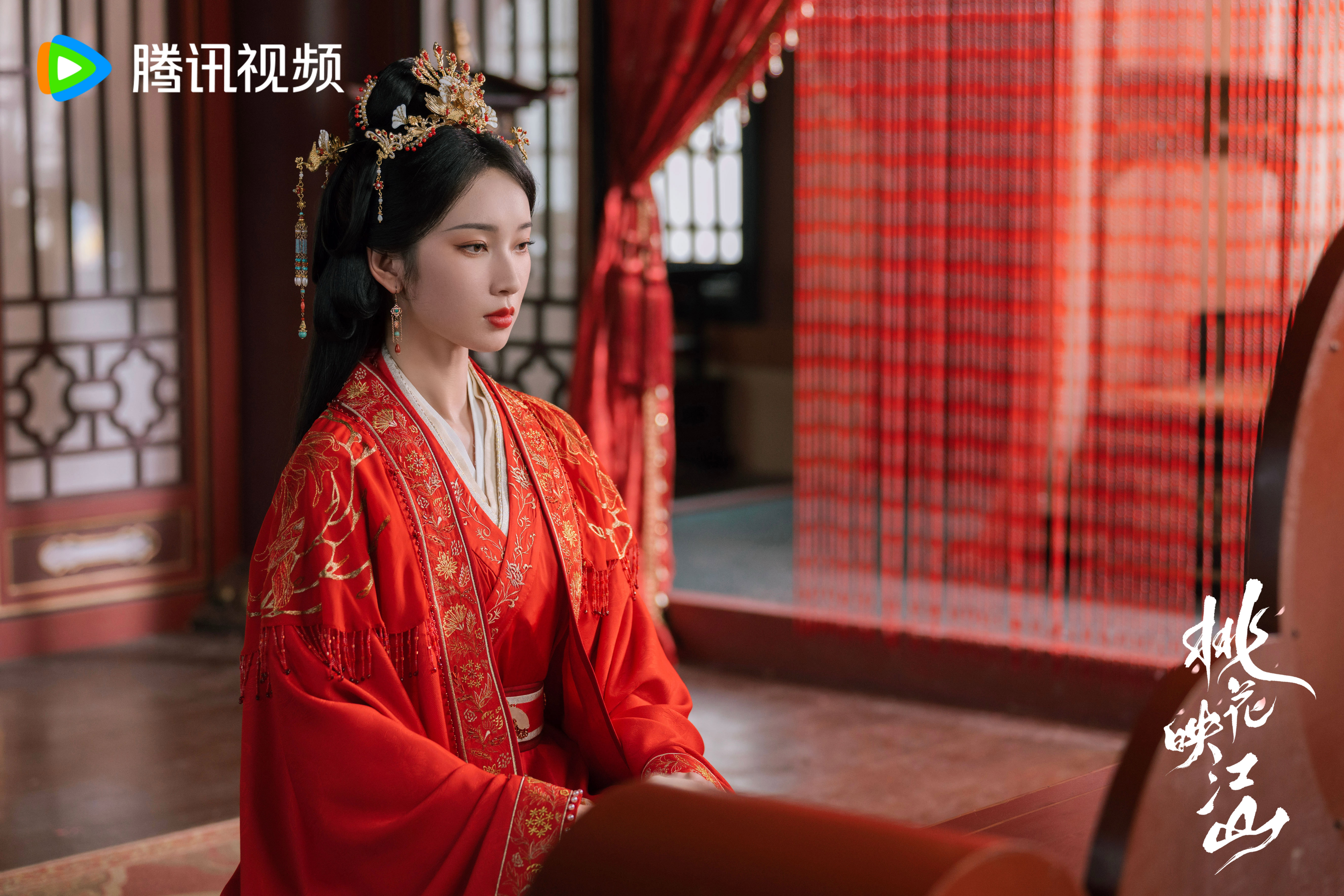 补一些错过的造型～刘令姿 《桃花映江山》孟蓁蓁红衣款式没问题 面料真是一眼廉价（