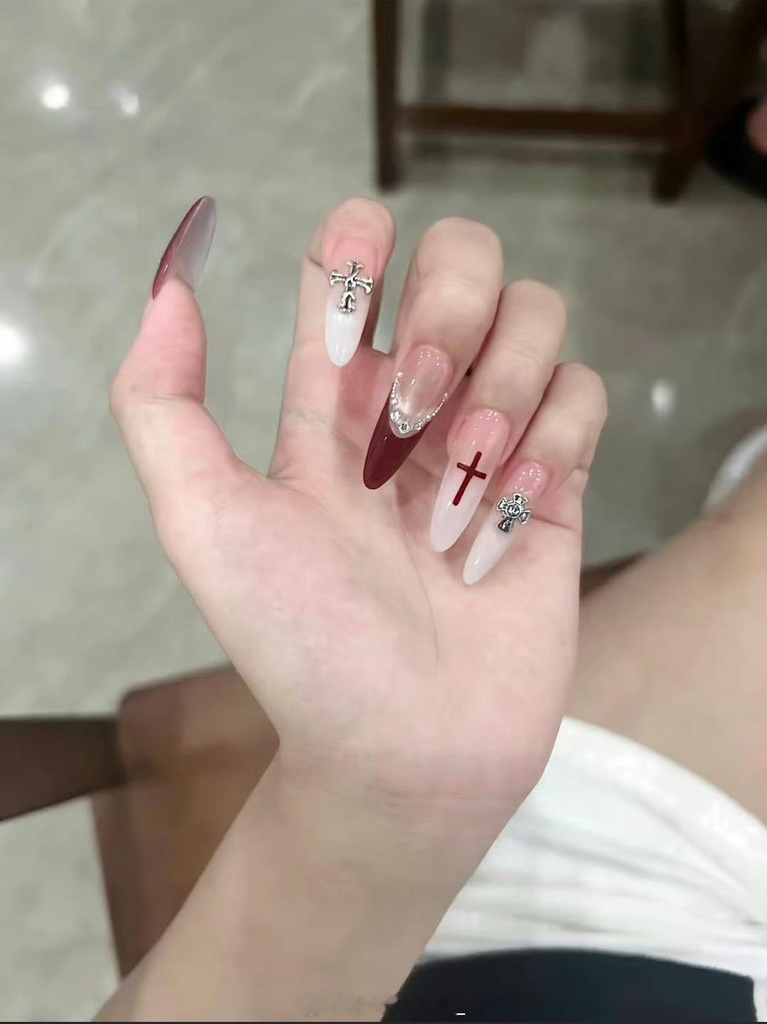 所有人都来给我推点类似这种的红银美甲好吗