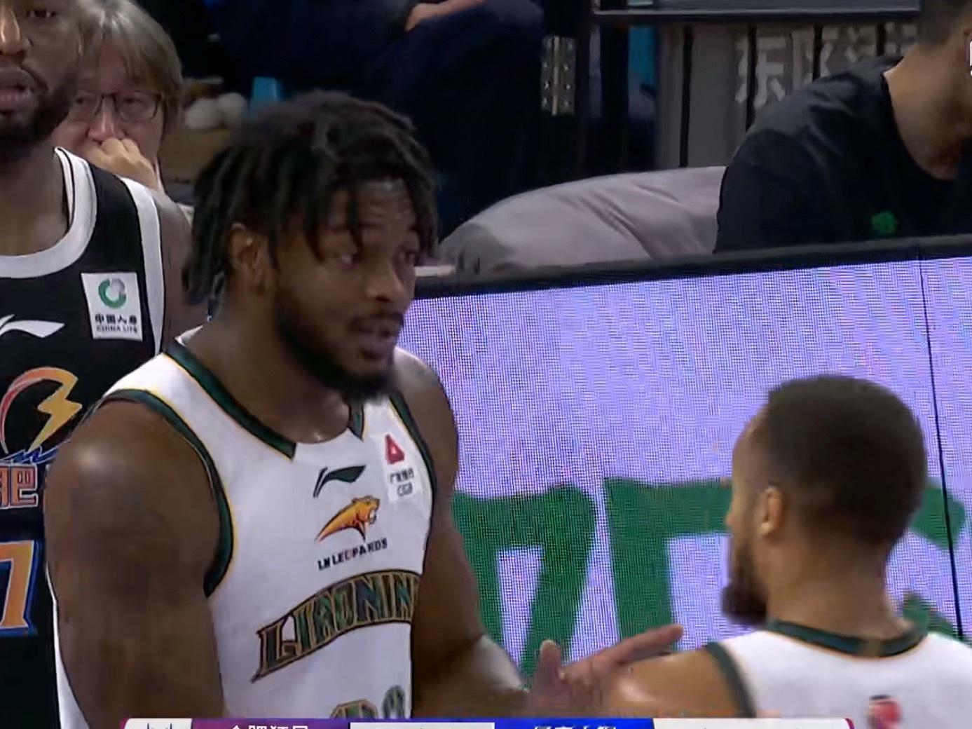 这段时间辽宁队依靠布朗和奥利弗拿回了领先优势辽宁男篮