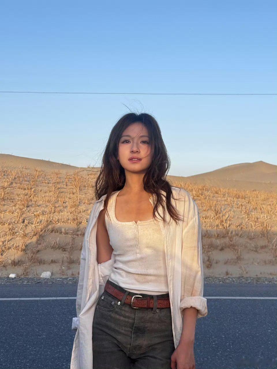 李兰迪把古城颜色穿在了身上超级明媚的兰迪，站在那就有种只属于她自己的独特感觉！好