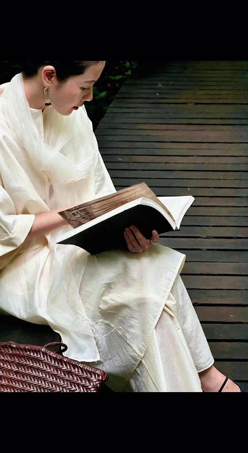 📖书页翻动像时光在低语✨，竹编篮盛满整个夏天的慵懒🌿。独处是灵魂的呼吸，你找
