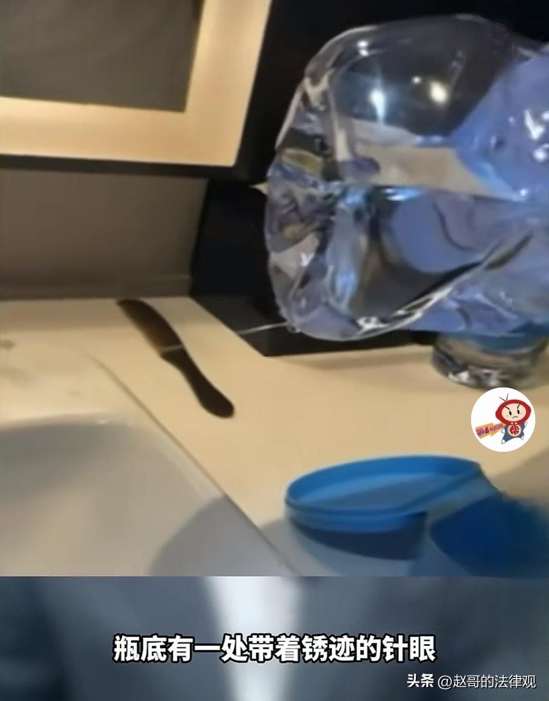 江苏南通，女子一家三口出游，入住某酒店，女子用房间赠送的矿泉水给2岁女儿冲了奶粉