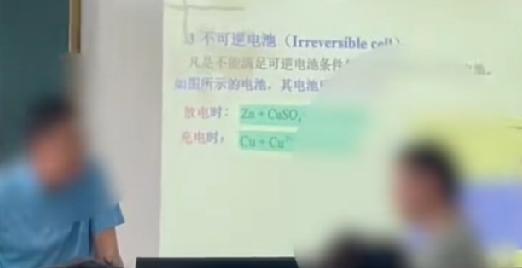 近日，上海第二工业大学一段课堂视频在网上热传，看完令人五味杂陈、心生感慨。
 