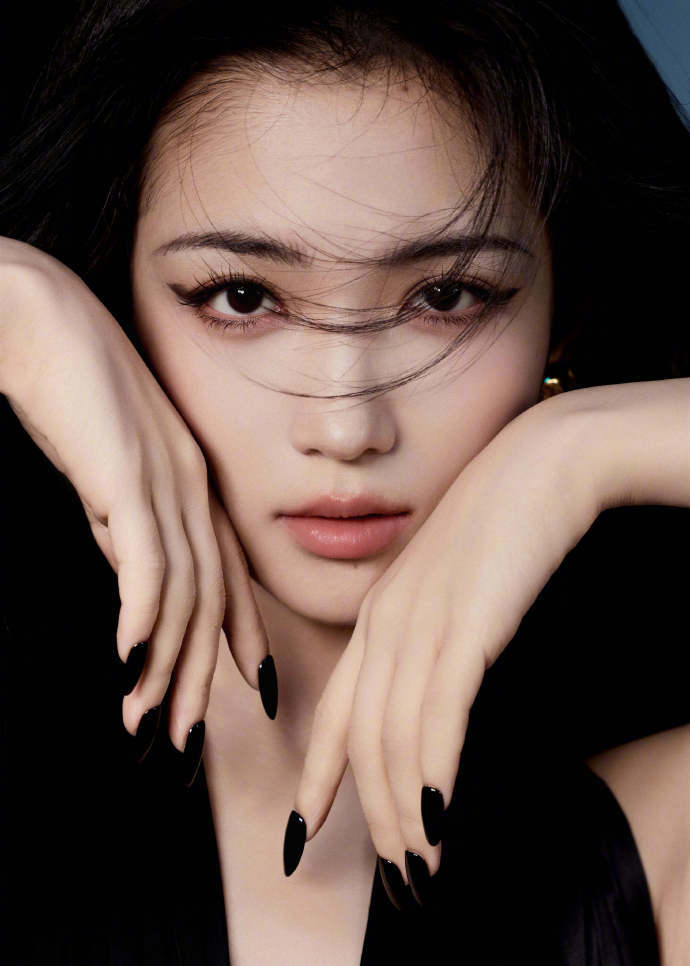 代露娃直播打卡粉丝嘉年华 演员今日线下打卡粉丝嘉年华展位，并通过直播与线上粉丝实