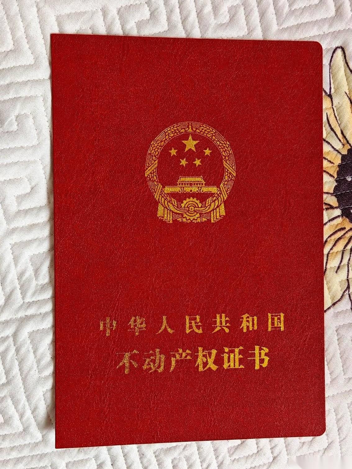 我爸的骨灰盒，还放在桌上没凉透。
饭桌上，我小妹突然把筷子一放，说：“爸住的那套