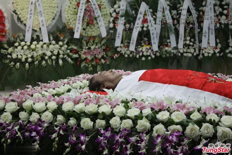 2013年，“秦五爷”黄达亮病逝后，一张罕见的遗容，照片中的他躺在鲜花丛中，身上
