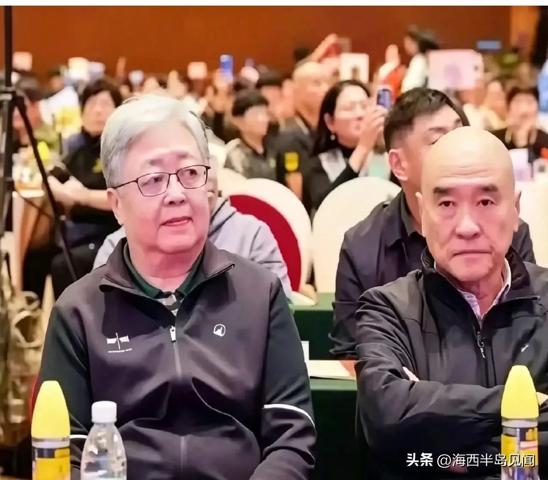在四野后代联谊会上，罗北捷与梁晓源静静端坐，庄严肃穆的神情令人动容。他们的父辈，