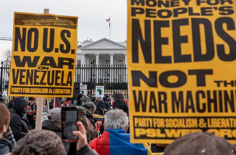 美国超百城抗议霸凌战争民众高举委国旗，高喊“反对战争”“美国滚出加勒比”。反战组