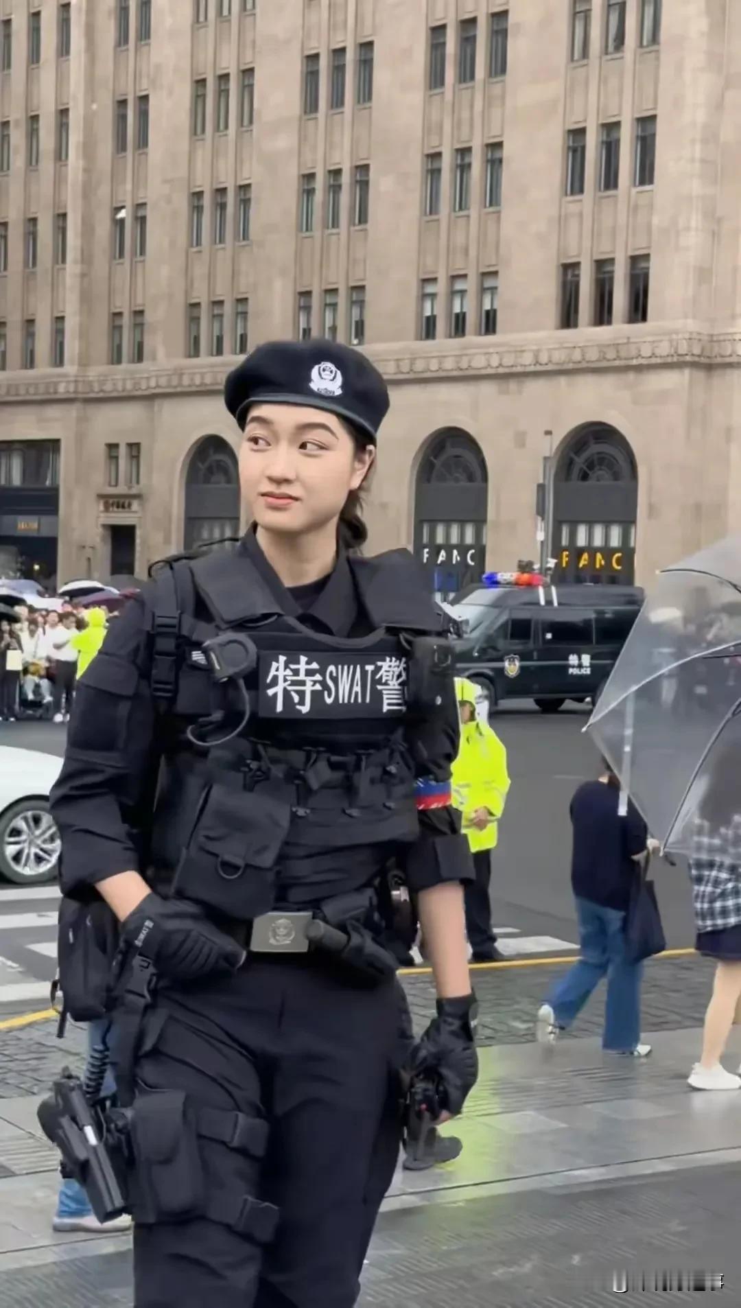 上海外滩执勤的女特警
外滩的女特警也是一道风景线，身穿黑色制服，头戴贝雷帽，胸前