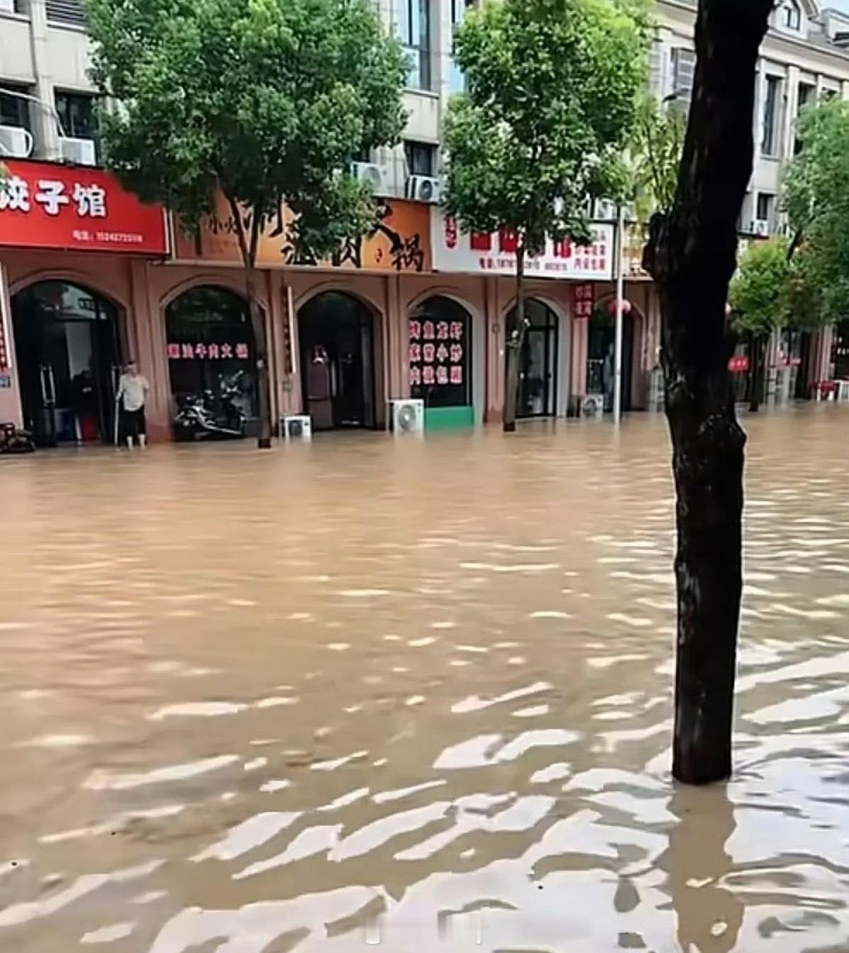 湖州暴雨有地区水淹到3楼安全第一 西安·华严寺