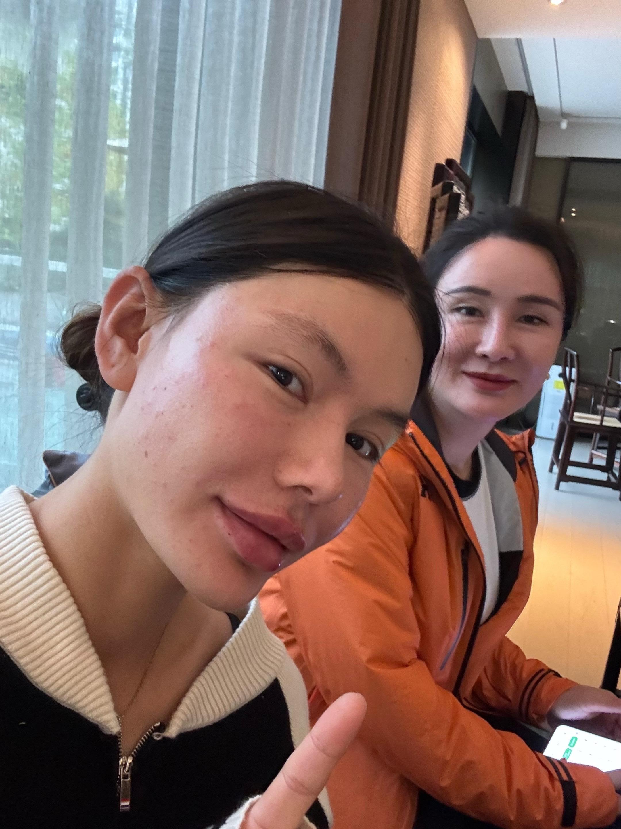 两个月的奋战 枫驰马术俱乐部也算步入正！忙里偷闲赶紧找我的大白院长姐姐...