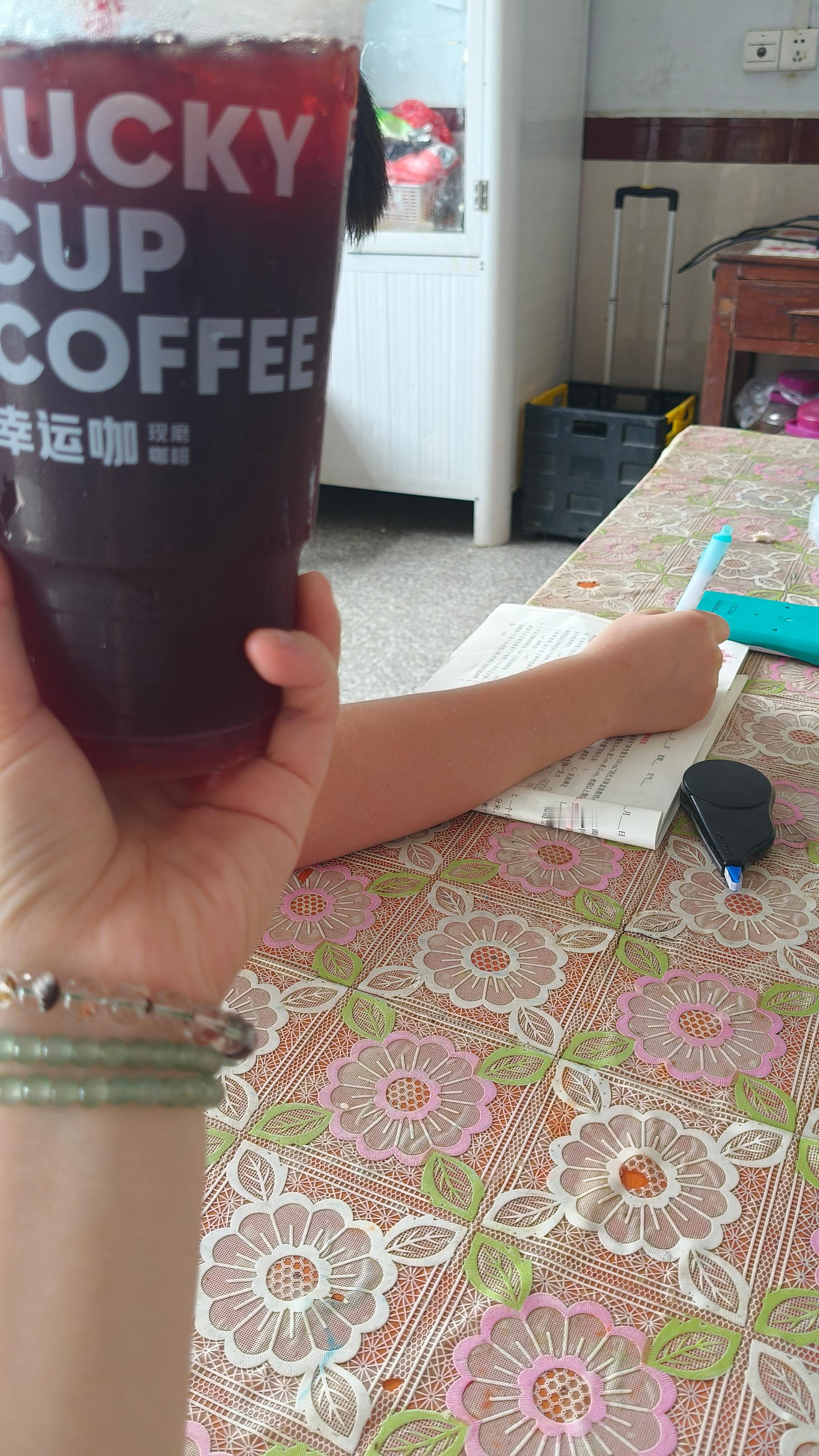 在他爷爷奶奶面前夸下海口两天给他暑假作业整完，然后前天我有事出去了一下，回来他说