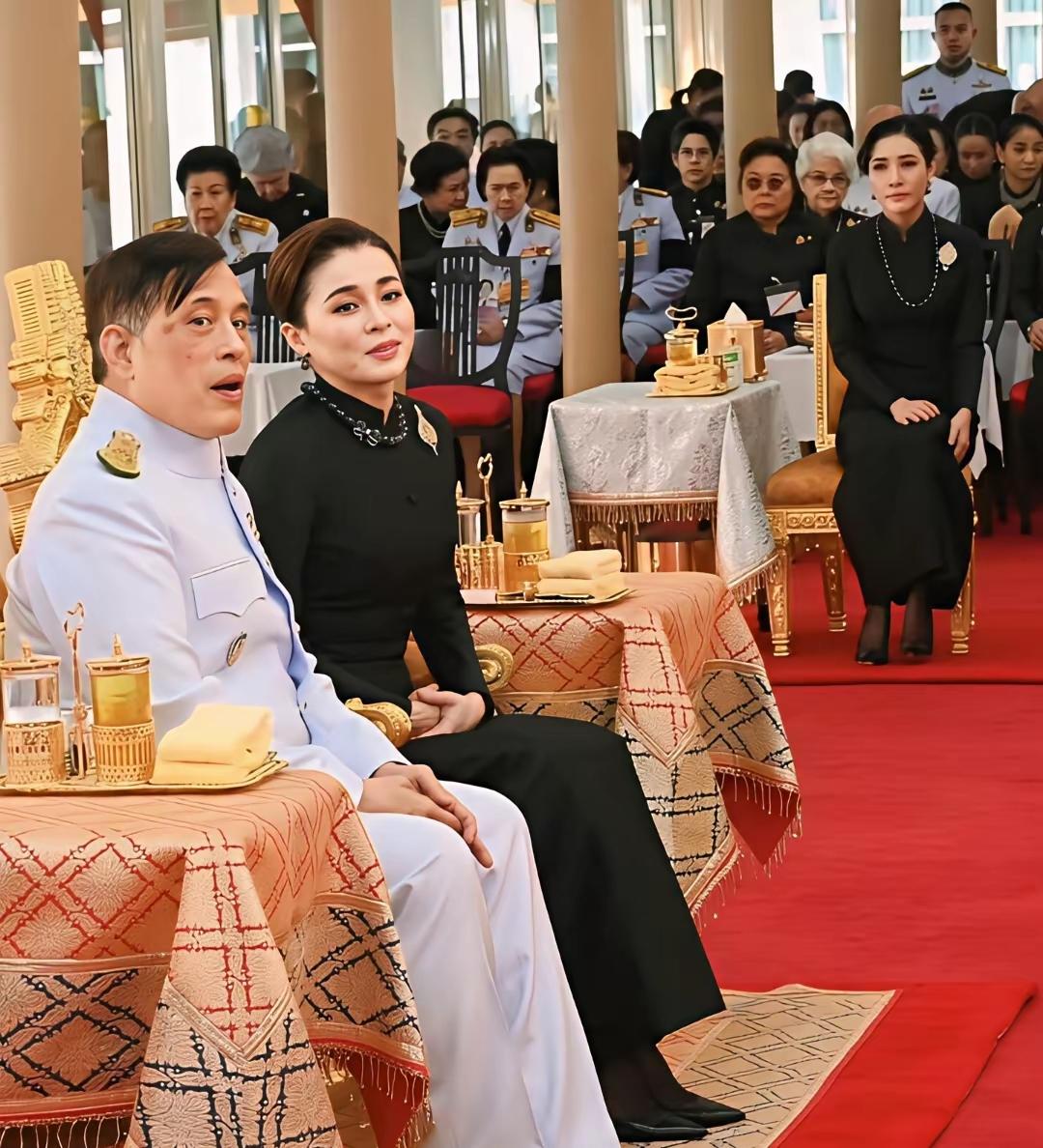 这样一看，泰王确实憔悴了不少！
“白发人送黑发人”，对于70+的泰王玛哈而言，确