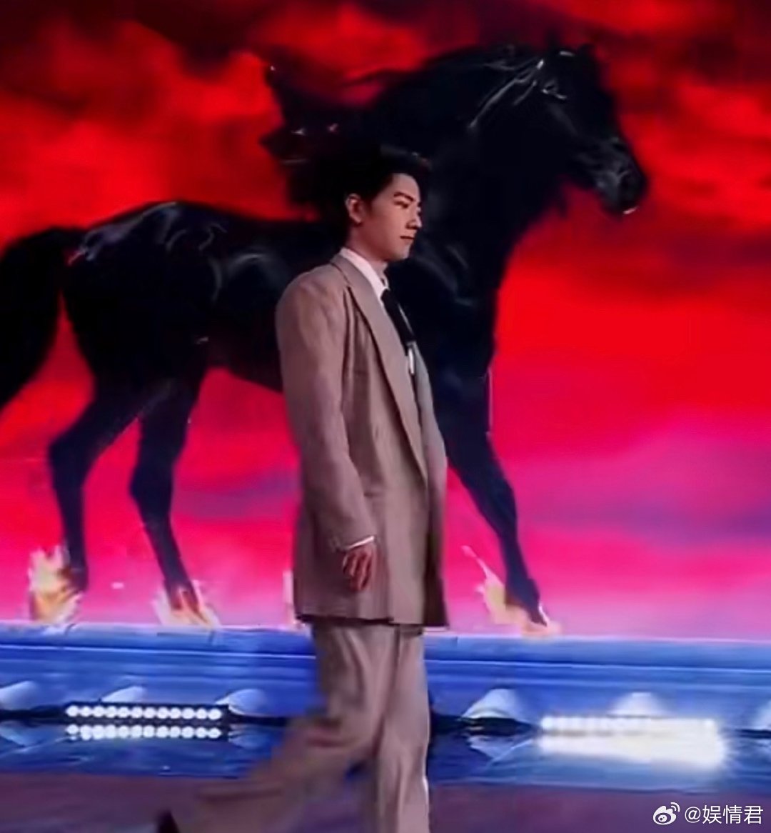 肖战试图和屏幕里的马同行肖战红毯等马肖战试图和屏幕里的马同行，很注重细节的肖战啊