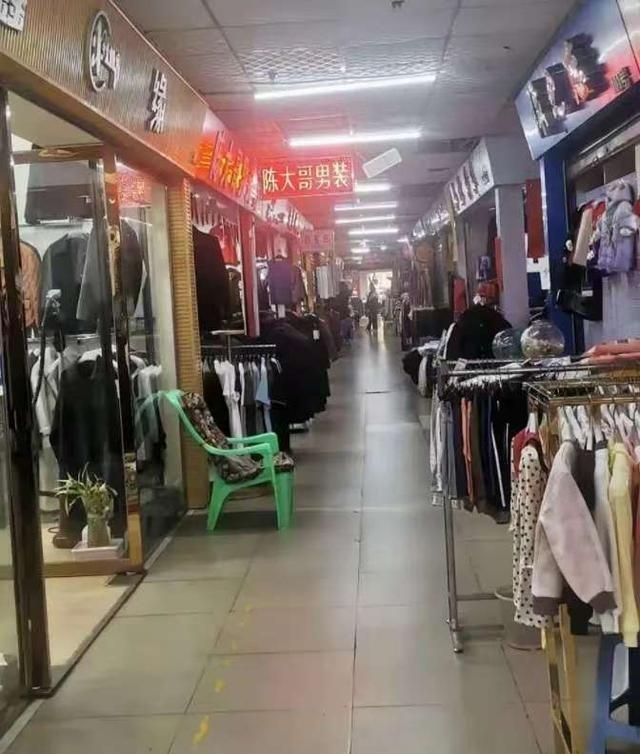 为什么唯独在我国，电商彻底干趴了实体店？这么说吧，同样的东西，网上卖300，实体