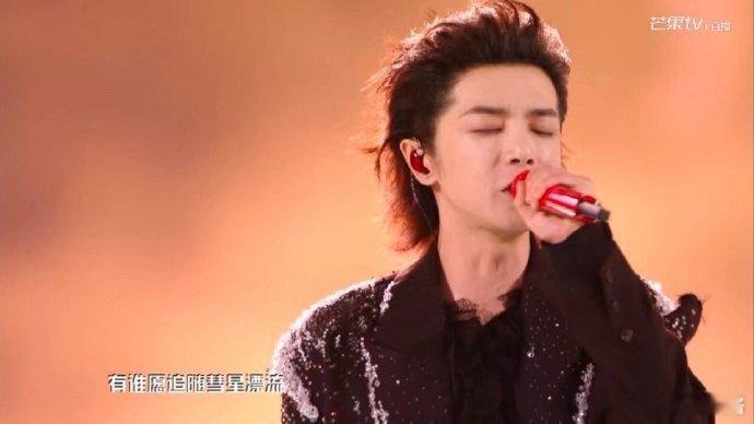 #华晨宇从烟火尘埃到银河篝火#能看到华晨宇的舞台，那真的是很幸运的。毕竟今晚那真