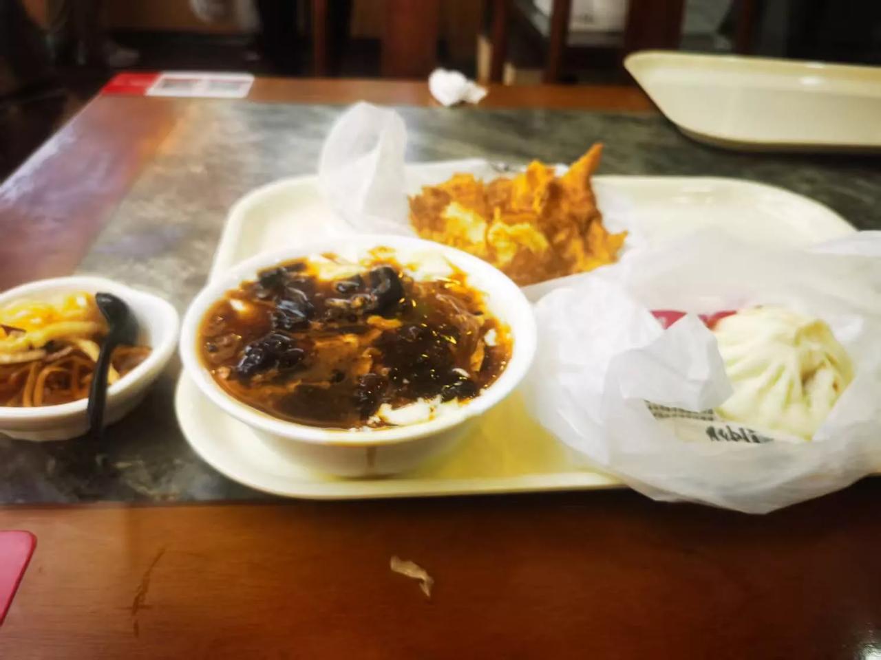 西花市李记早点9元吃的饱吃的好
首先是小咸菜咸淡合适，香油拌的，不像好多店里的小