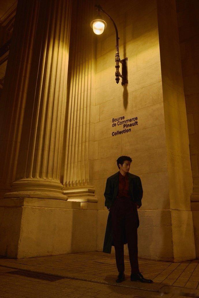 魏大勋与圣罗兰巴黎再聚魏大勋连续三年前往巴黎现场观看时装秀，这次Saint La