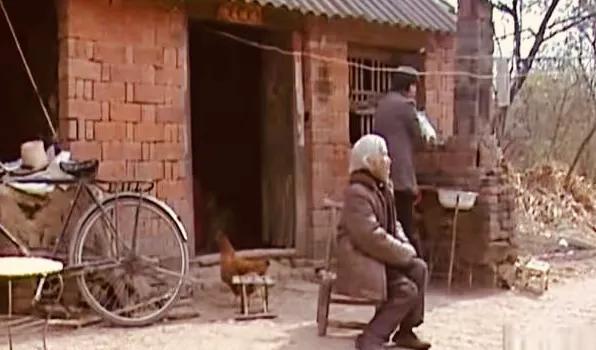 21岁新婚女子回老家探亲，途中意外发现走失2年、沦落成乞丐的母亲，她满心欢喜将其