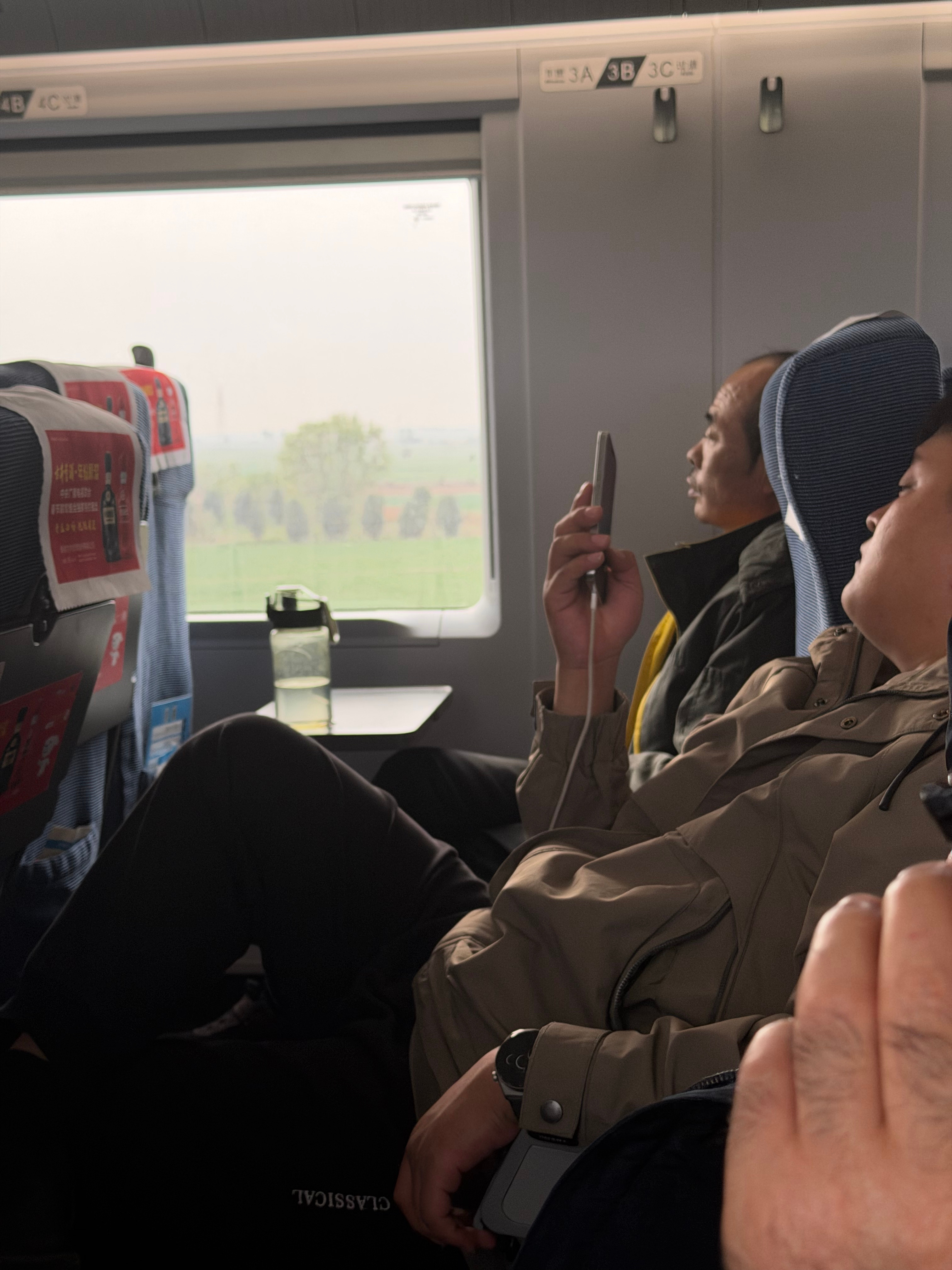 高铁上手机外放实在太多了………震惊每周往返京沪，优选飞机。 