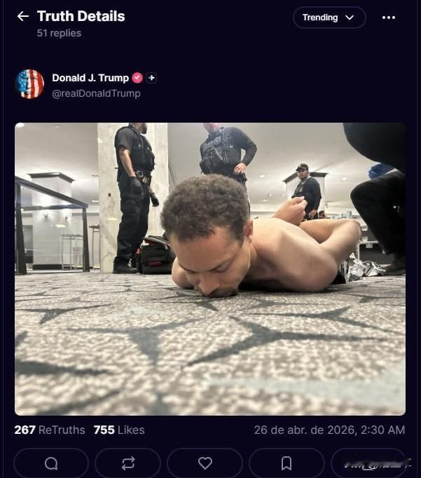 美国总统特朗普公布了袭击者被美国特勤局拘留并亲吻地板的照片。

来自加利福尼亚州