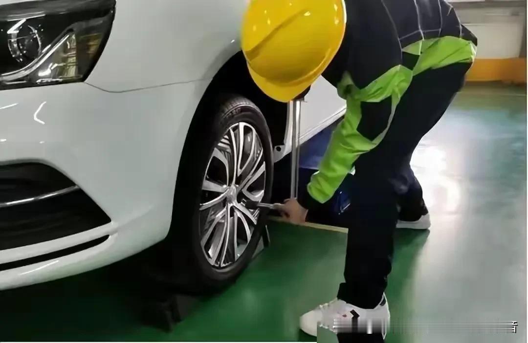 这台电车开满三年那天，我把所有账单都摊在桌子上面算了有3个小时那么久，最后气的把