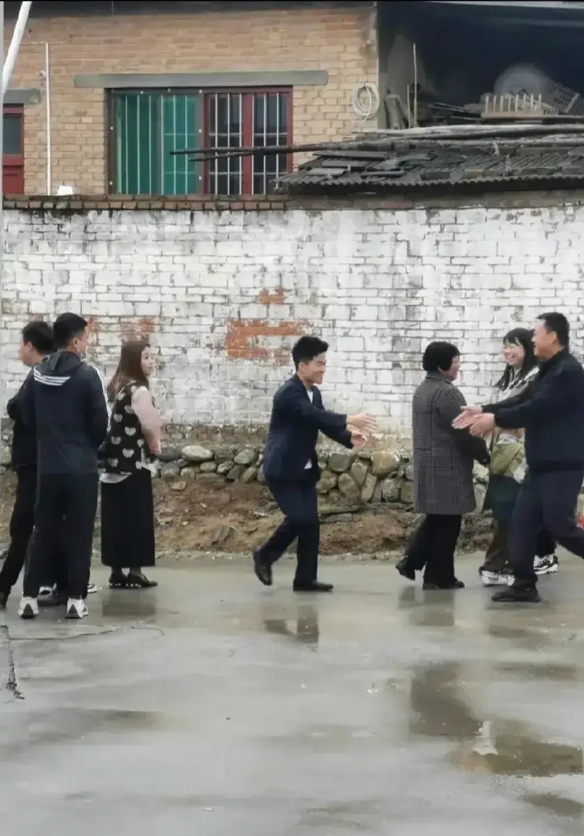 从董宇辉回村参加弟弟婚礼，谈谈农村人的处事哲学：（一）你在外面混的好不好，村里人