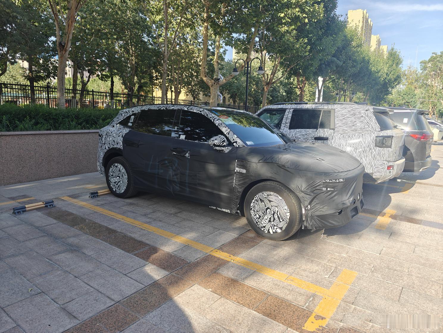 两张极氪CX1E的新伪装测试照，从轮廓来看它大概会延续极氪007的整体风格，年内